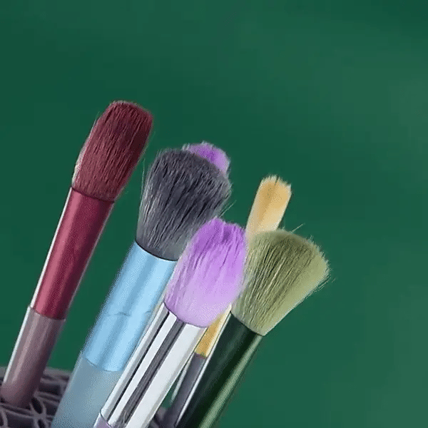 Blitzsaubere Schminkpinsel