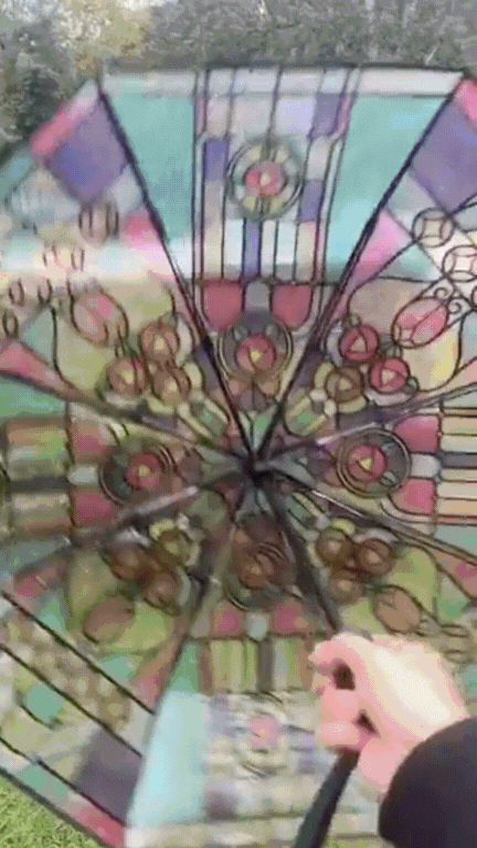 Farbenfroher Schutzschirm